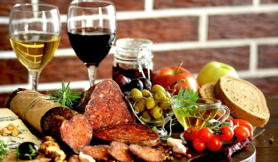 Charcuterie plank uit Kroatië met kaas, salami, olijven en wijn