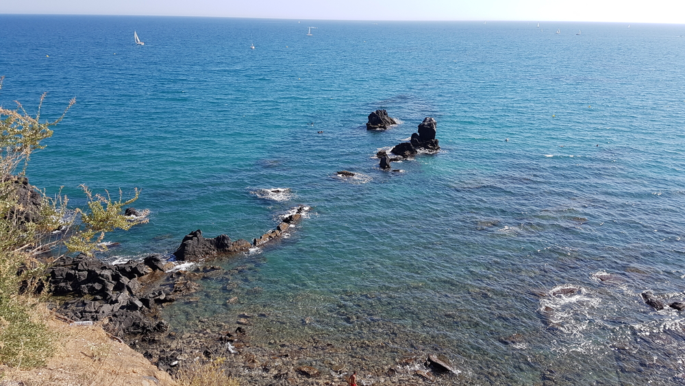 vue d'ensemble roche et eau turquoise : le cap d'adge