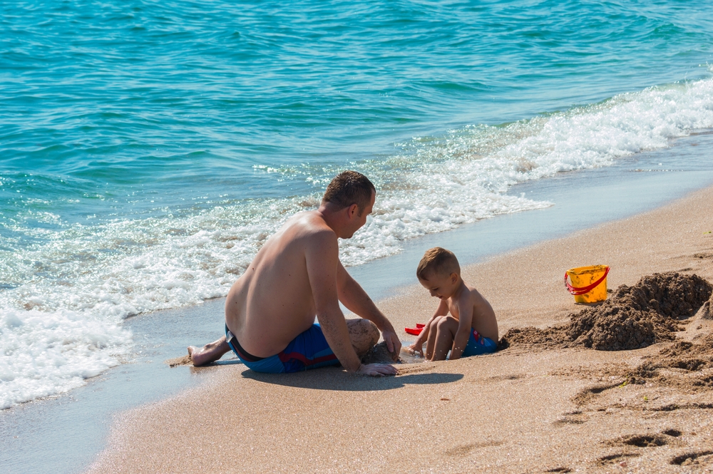 Vacances famille mer : père et fils sur la plage de la Baule