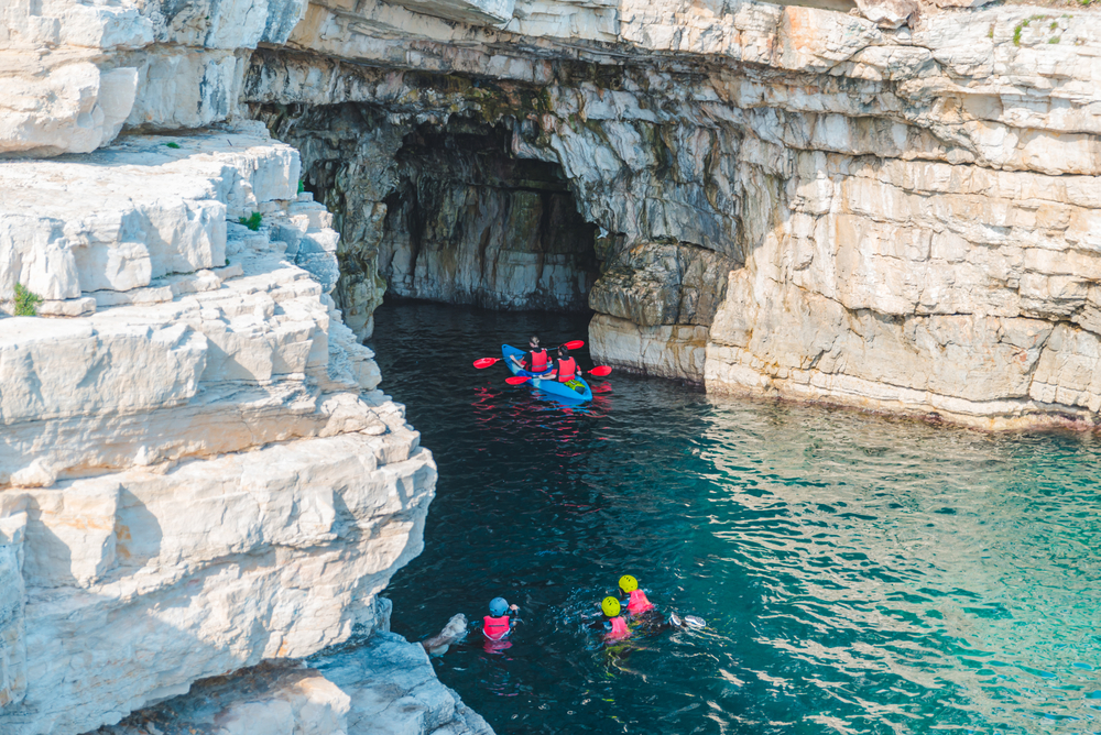 entrée grotte de pula, kayaks