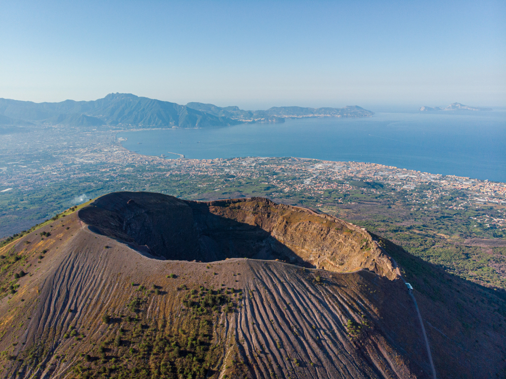 De Vesuvius vulkaan naast de baai van Napels