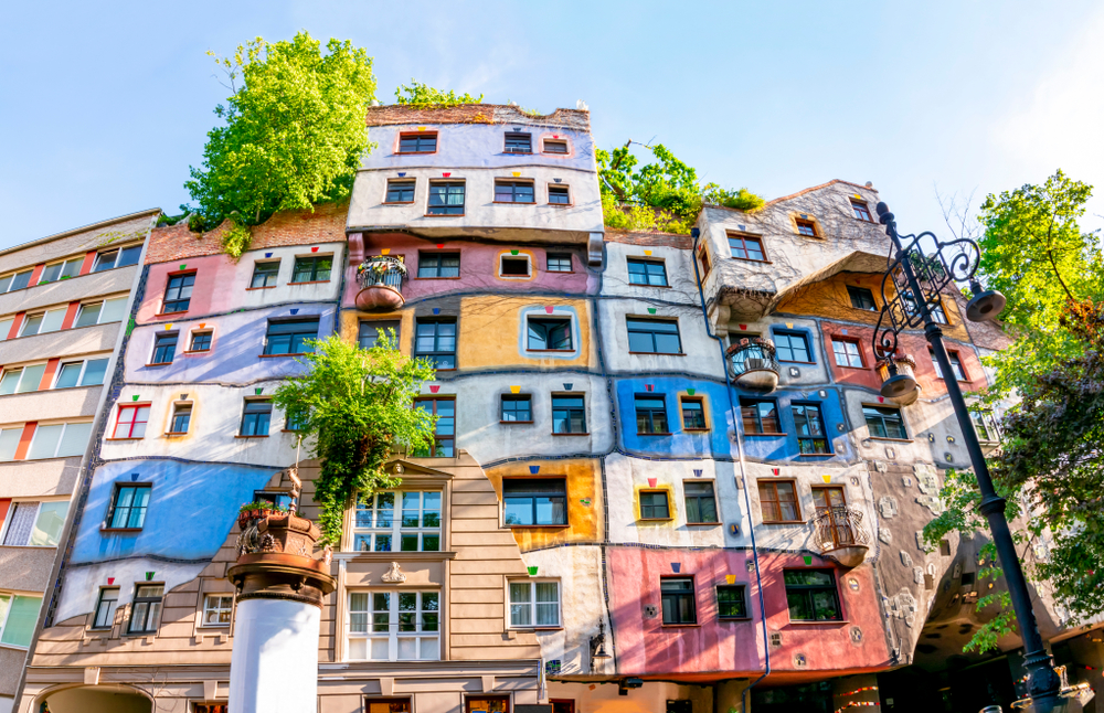 Het kleurrijke, artistieke design van het Hundertwasser huis in Wenen